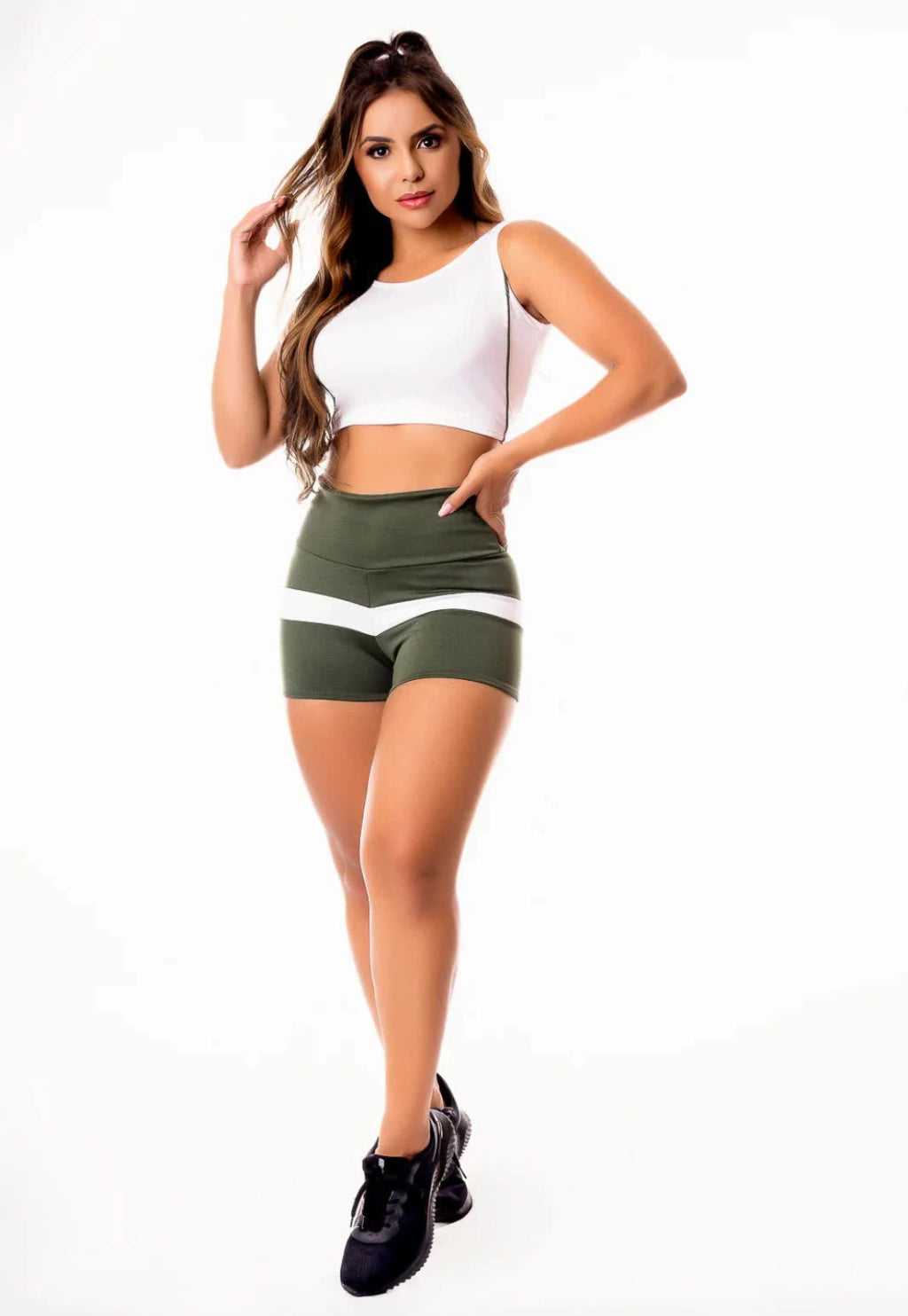 Short Verde Militar com Branco Cintura Alta e Cropped Regata Branco com Detalhes em Vivo Academia Conjunto Fitness Feminino | REF: CSV8